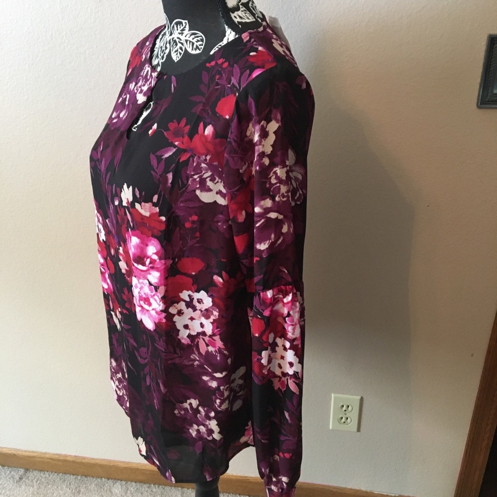 NWT XS ROZ & ALI PEEK-A-BOO FRONT PINK BLACK & PURPLE FLORAL BELL SLEEVED TOP - Picture 2 of 13